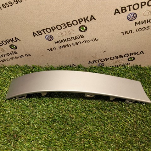 Накладка под задний фонарь, левый 8D0945101 VAG