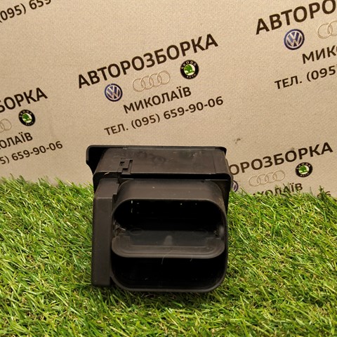 8D1820901 VAG Решетка вентиляции салона на "торпедо" левая купить в Ужгород