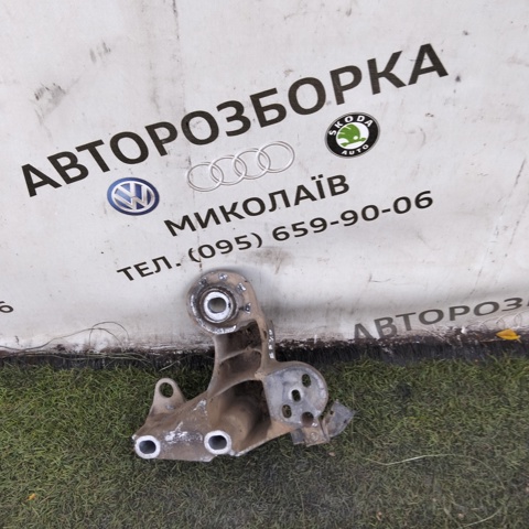 Кронштейн подушки (опоры) двигателя, правой 8E0199352 VAG