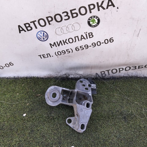 Кронштейн подушки (опоры) двигателя, правой 8E0199352F VAG