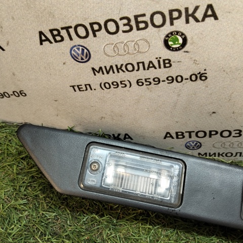 Фонарь освещения номера 8E0807430A VAG