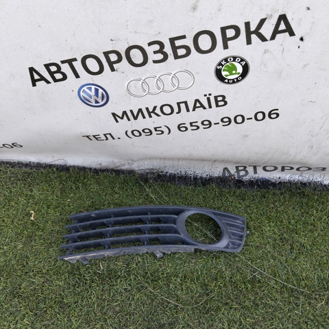  Решетка переднего бампера левая 8E0807681 VAG