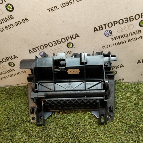 VAG 8E0857951J Пепельница центральной консоли в наличии Тернополь