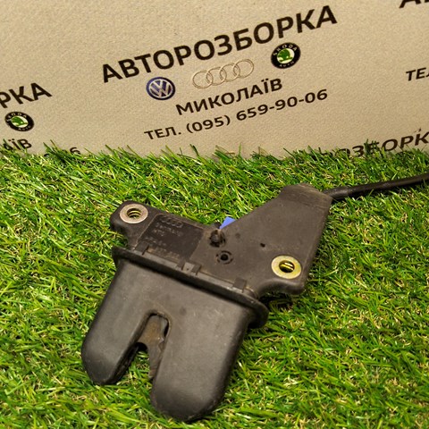 Замок задней двери 8E5827505A VAG