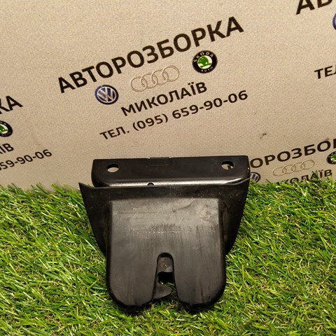Замок пятой двери 8E9827520 VAG