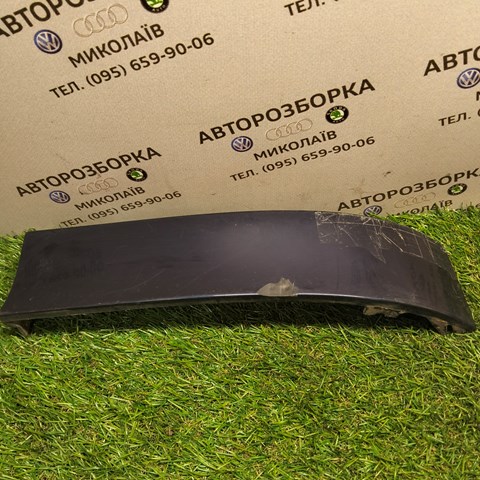 Накладка под задний фонарь, правый 8L0807872A VAG