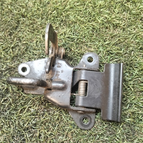 Стояк-крюк замка капота 8L0823480B VAG