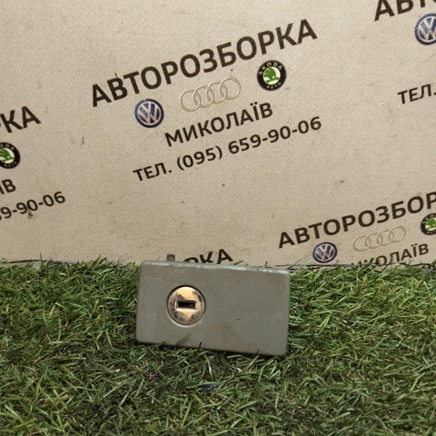 Личинка замка перчаточного ящика 8L0857113A VAG