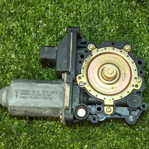 Электродвигатель приводов 8L4959802C VAG