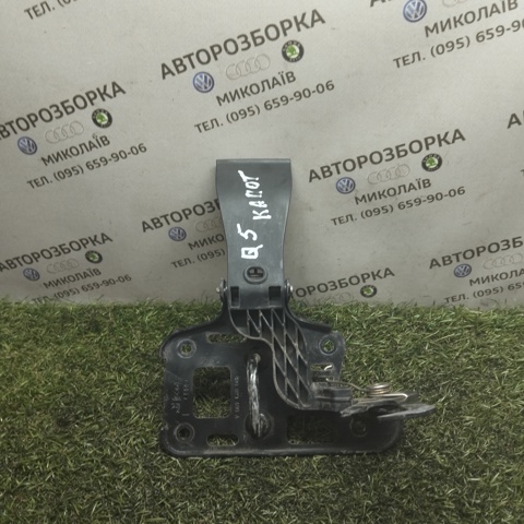Стояк-крюк замка капота 8R0823480A VAG
