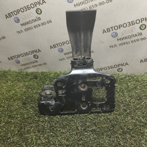 8R0823480A Стояк-крюк замка капота купить Черкассы