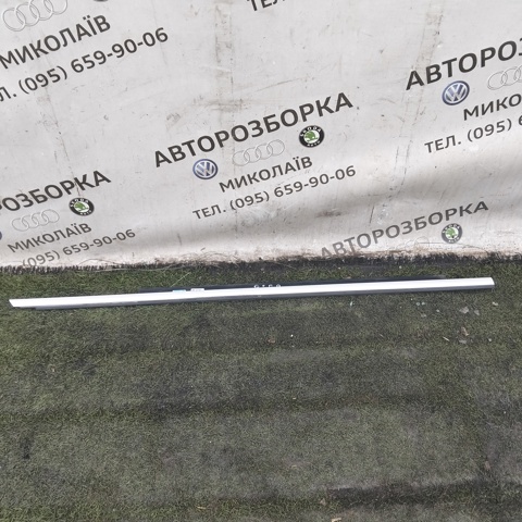 Молдинг опускного стекла двери передней, правой 8R0853284F VAG