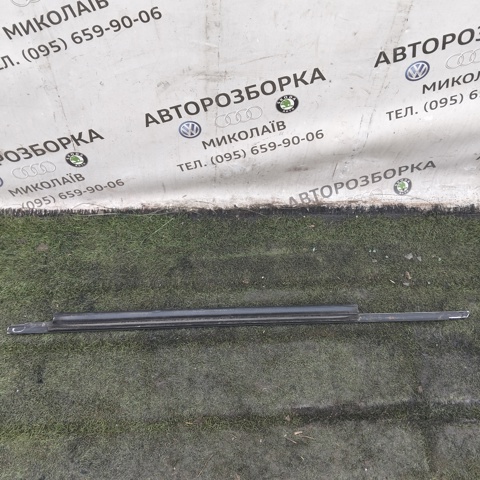 8R0853284F Молдинг опускного стекла двери передней правой купить Полтава