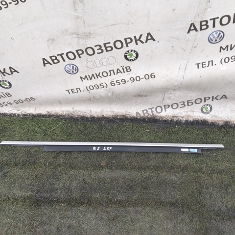 Молдинг опускного стекла двери задней, правой 8R0853764F VAG