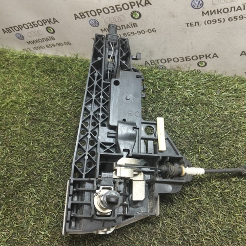 8T0837885A Держатель наружной ручки двери задней левой купить Киев