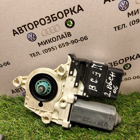 Мотор стеклоподъемника двери задней, правой 993425200 VAG