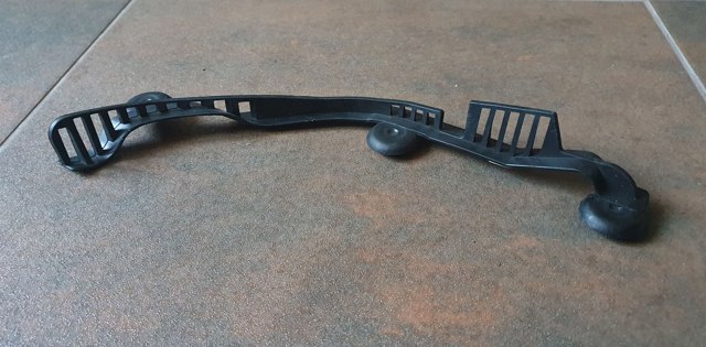 51717402082 BMW Уплотнитель капота купить в Днепр