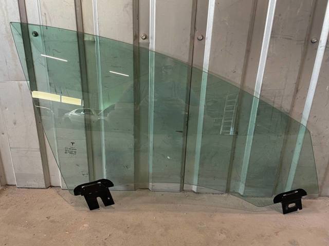 Стекло пассажирской двери 600664700E TESLA