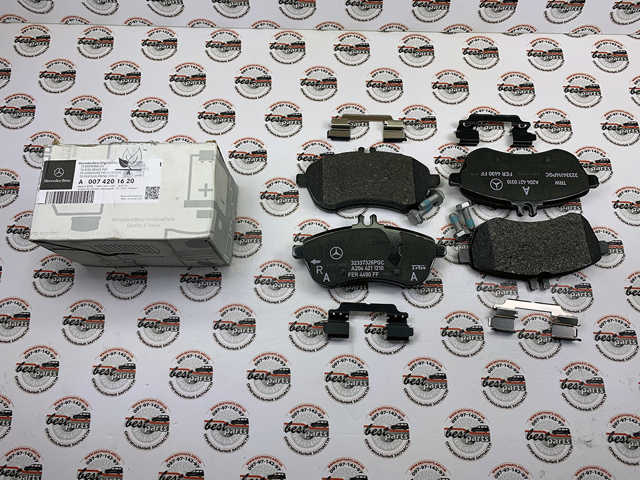 MERCEDES 0074201620 Передние тормозные колодки в наличии Винница