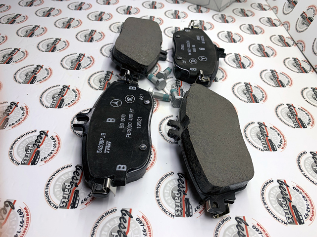 MERCEDES 0084200320 Передние тормозные колодки в наличии Житомир