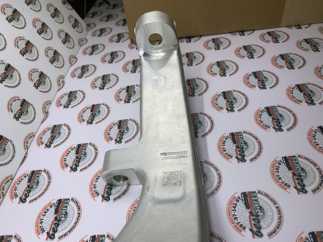 MERCEDES 1663300920 Цапфа передняя левая в наличии Сумы