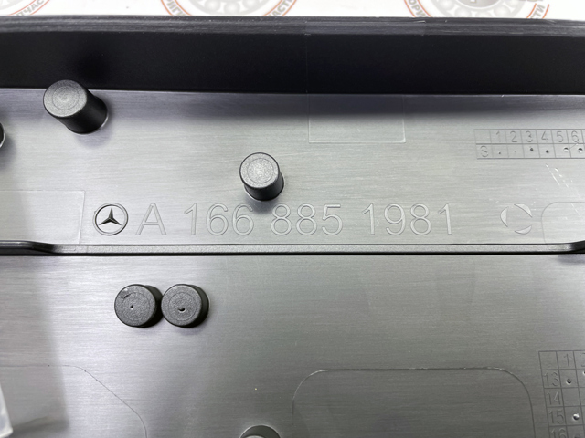 Панель крепления номерного знака, переднего 1668800044 MERCEDES