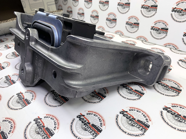 Правая подушка двигателя 2462402517 MERCEDES