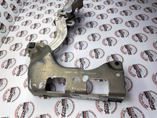 Правая петля капота  A2138800228 MERCEDES