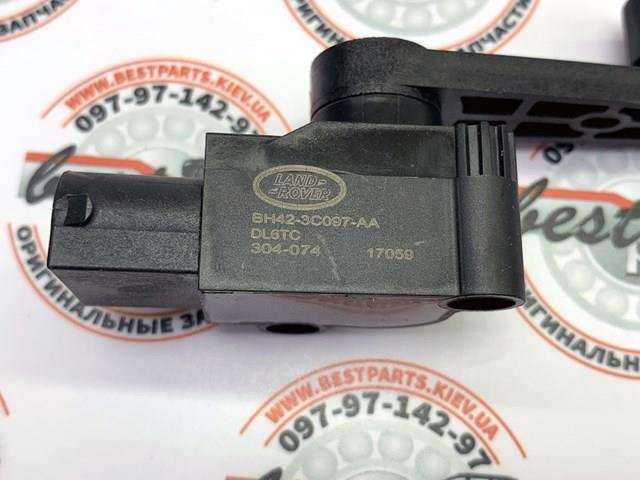 LR020626 LAND ROVER Датчик уровня положения кузова передний левый купить в Житомир