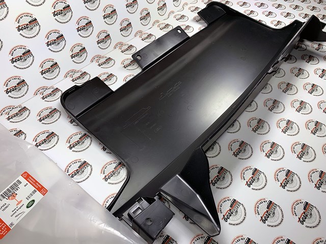 LR045191 LAND ROVER Заглушка бампера буксировочного крюка задняя купить в Харьков