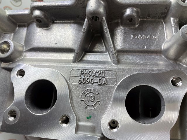 LR083672 LAND ROVER Головка блока цилиндров (ГБЦ) левая купить в Кривой Рог