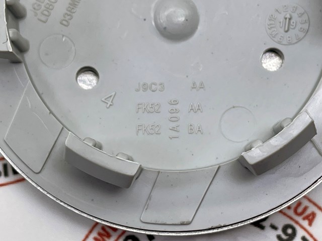 Ковпаки колісного диска 4 шт сріблястий з написом "land rover" range rover vogue l322 / sport l320 / land rover discovery 3/4 l319 / freelander 2 l359 LR094546