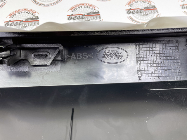 LR102625 LAND ROVER Накладка стойки кузова внешняя задняя левая купить в Чернигов