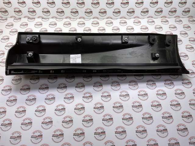 Молдинг двери задней правой нижний LR125991 LAND ROVER