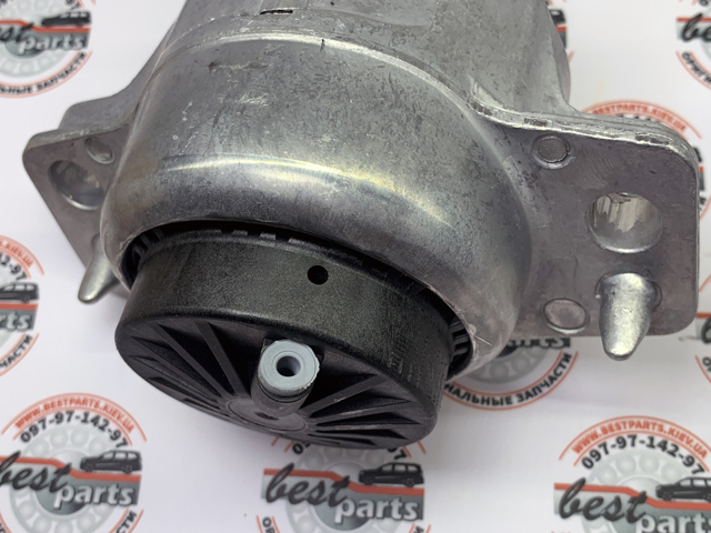 Правая подушка двигателя LR141381 LAND ROVER
