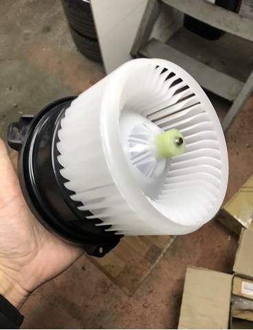 Новий мотор вентилятора печки (отопителя салона) задний 8710328111