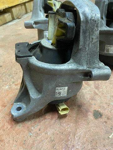 Левая подушка двигателя 8W0199371CJ VAG