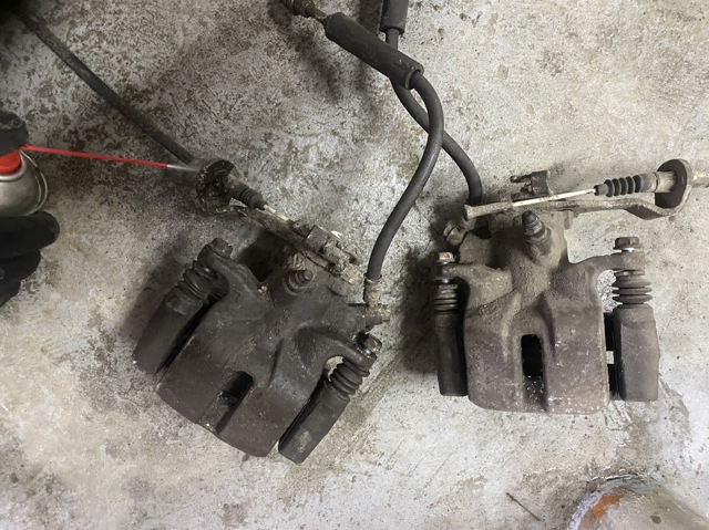 Задний правый суппорт B4Y72698ZD MAZDA