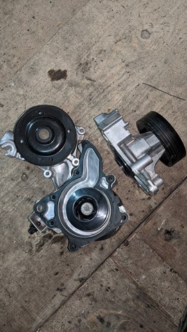 MAZDA SH0115100 Помпа водяная (насос) охлаждения в наличии Черновцы