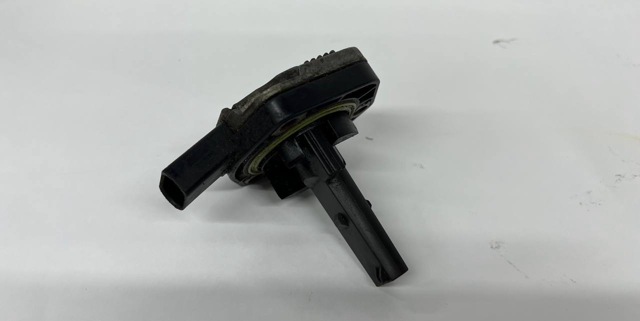 Датчик уровня масла двигателя Audi A8 D3