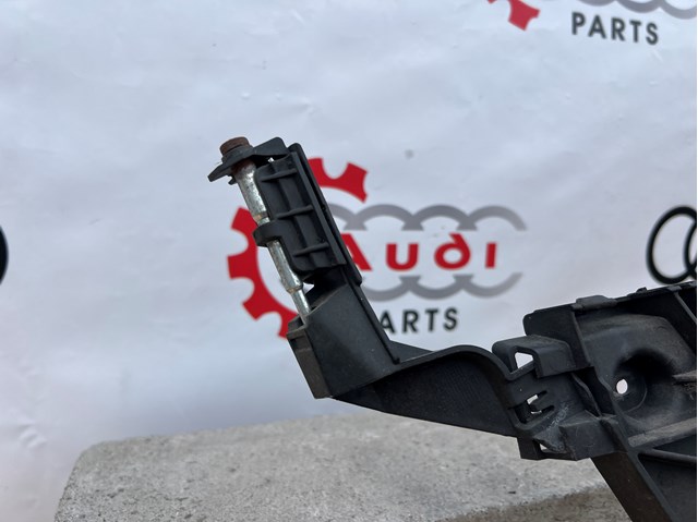 Правое крепление заднего бампера 8K5807890A VAG