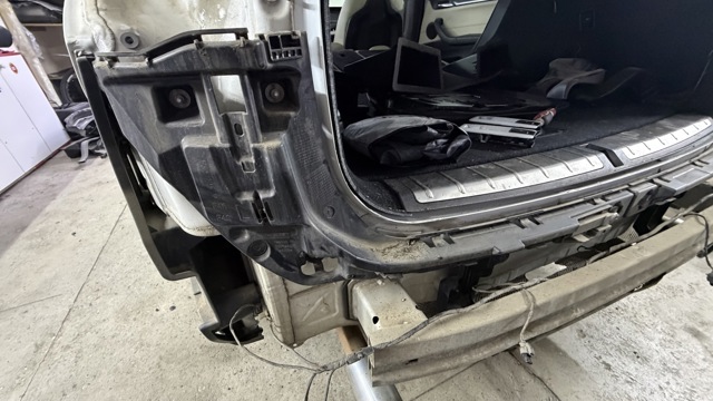Левое крепление заднего бампера 51127381119 BMW