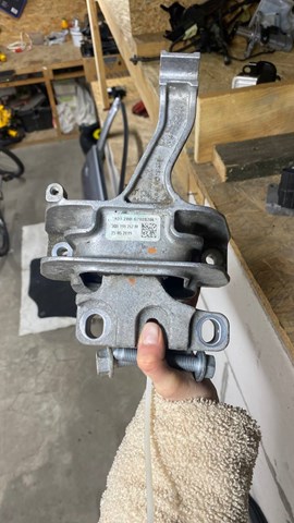 Гидроопора двигателя правая 3Q0199262M VAG