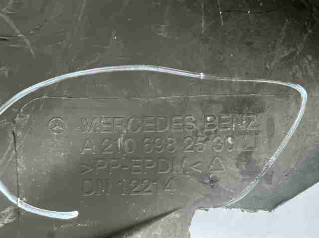 Guarda-barras do pára-lama traseiro esquerdo A2106982530 Mercedes