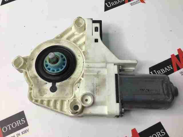 Motor de acionamento de vidro da porta dianteira direita LR015450 Land Rover