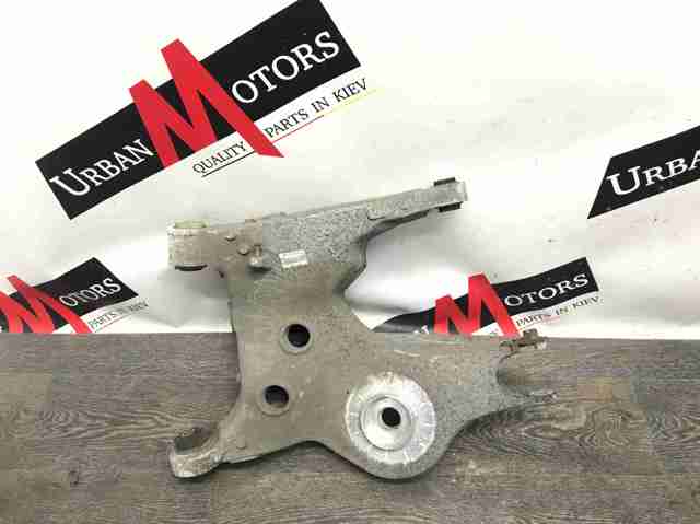 Braço oscilante inferior direito de suspensão traseira LR045789 Land Rover