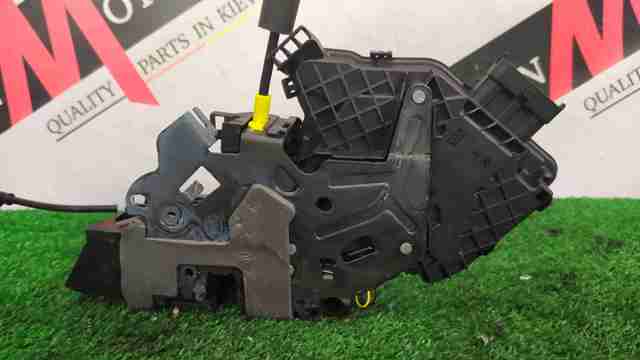 Fecho da porta traseira esquerda LR048263 Land Rover