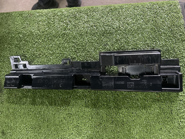 7256918 BMW Кронштейн наружной накладки порога правой купить в Днепр
