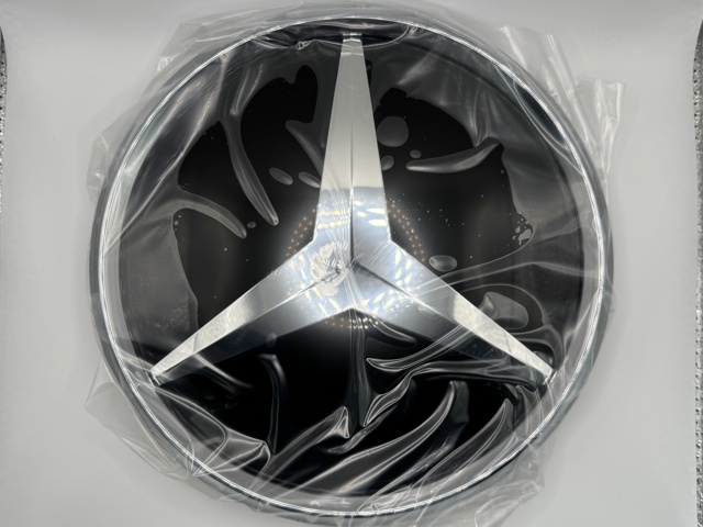 Эмблема решетки радиатора A0008880111 MERCEDES