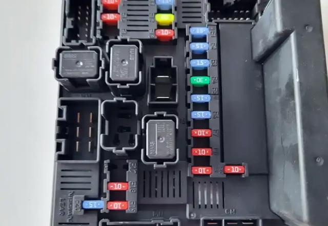 284B7BB00C Блок предохранителей купить Украина